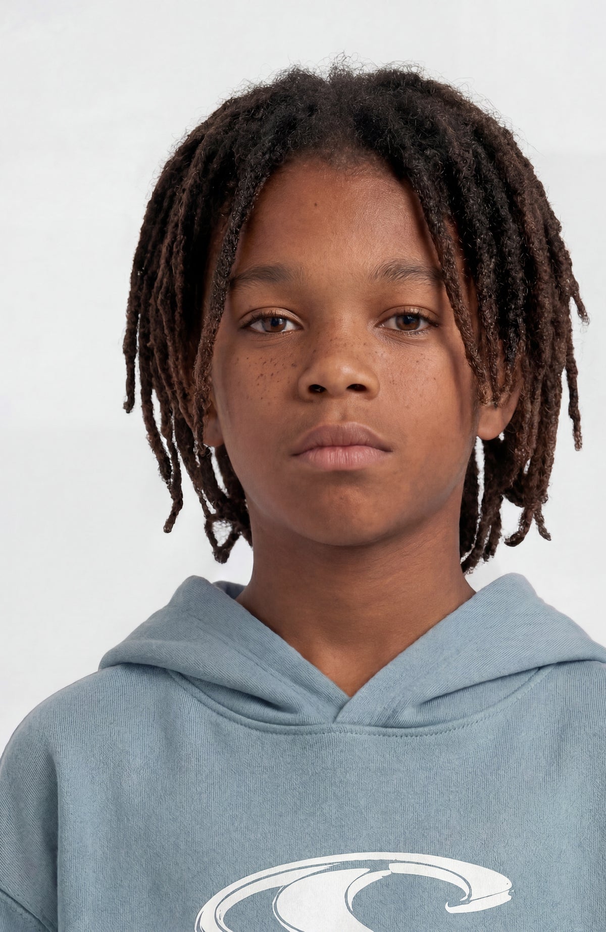 Nahaufnahme von Kapuze und Ausschnitt des blauen Essentials Hoodie für Jungen, Vorderansicht am Model