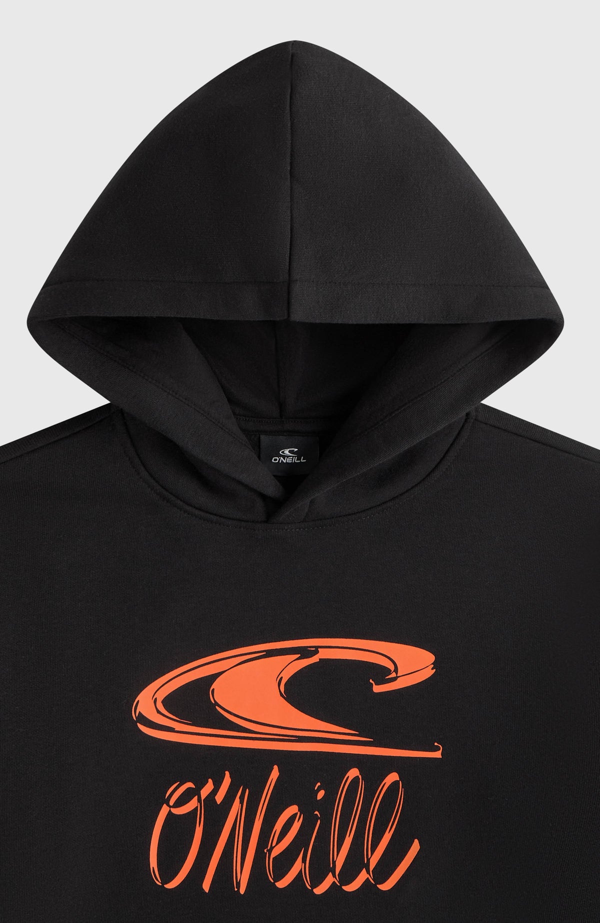 Nahaufnahme von Kragen, Kapuze und Logo-Print in Orange des schwarzen Essentials Hoodie für Jungen, freigestellt