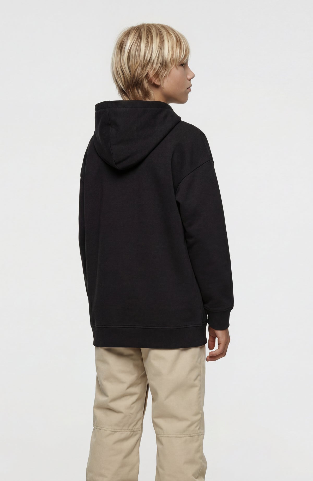 Essentials Hoodie für Jungen, schwarz mit Logo-Print in Orange, Rückansicht getragen am Model mit Kapuze