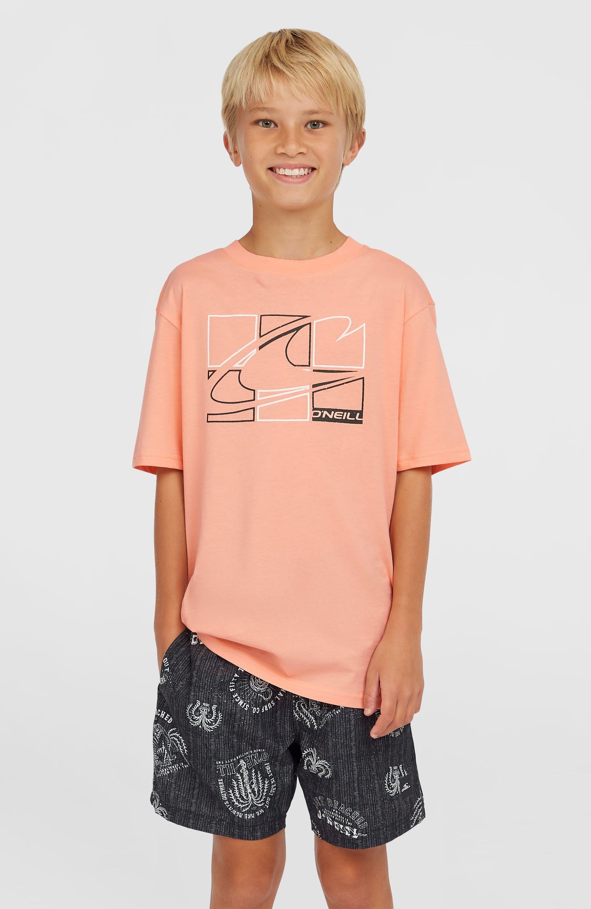 Cali 14'' Badehose für Jungen, schwarz mit Grafik-Print in Weiß, Vorderansicht am Model