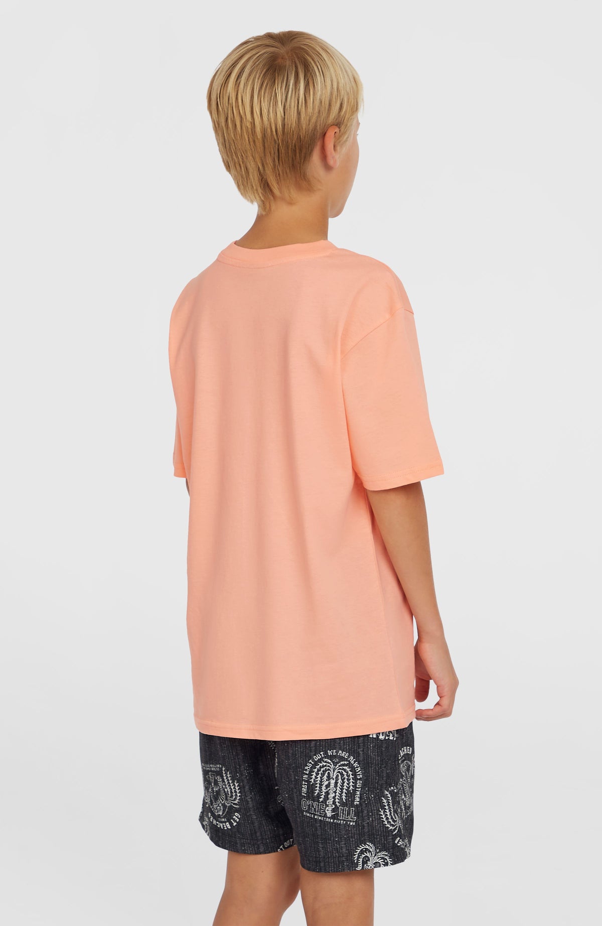 Cali 14'' Badehose für Jungen, schwarz mit Grafik-Print in Weiß, Rückansicht am Model