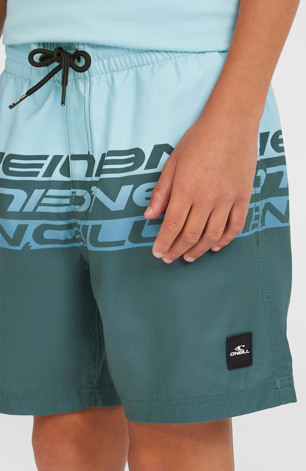 O'Neill Cali Stripe 14'' Badehose für Jungen, blau mit Logo-Print in Dunkelblau, Nahaufnahme am Model mit Kordelzug