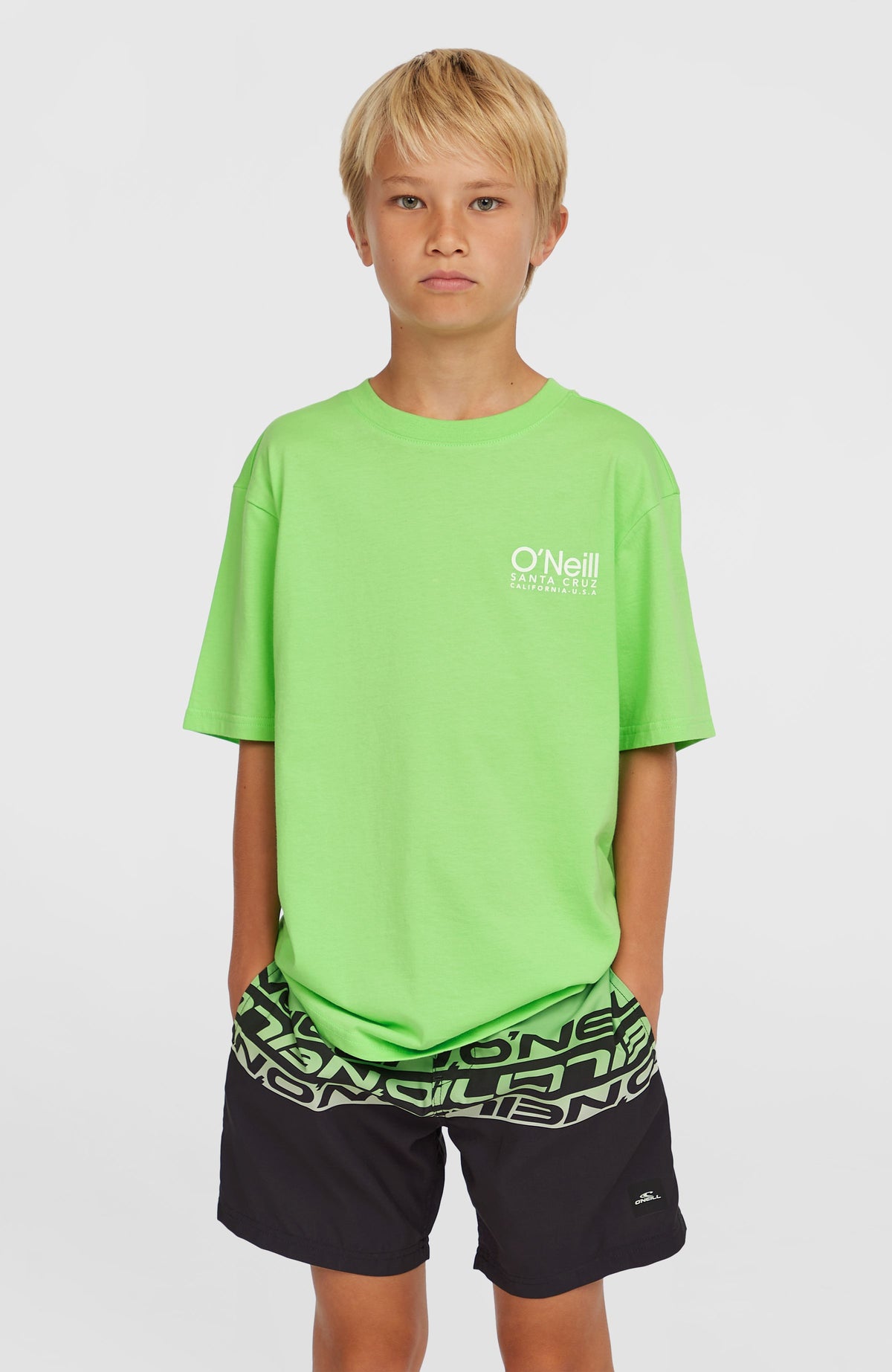 Cali Stripe 14'' Badehose für Jungen, grün mit Logo-Print in Schwarz, Vorderansicht am Model mit T-Shirt