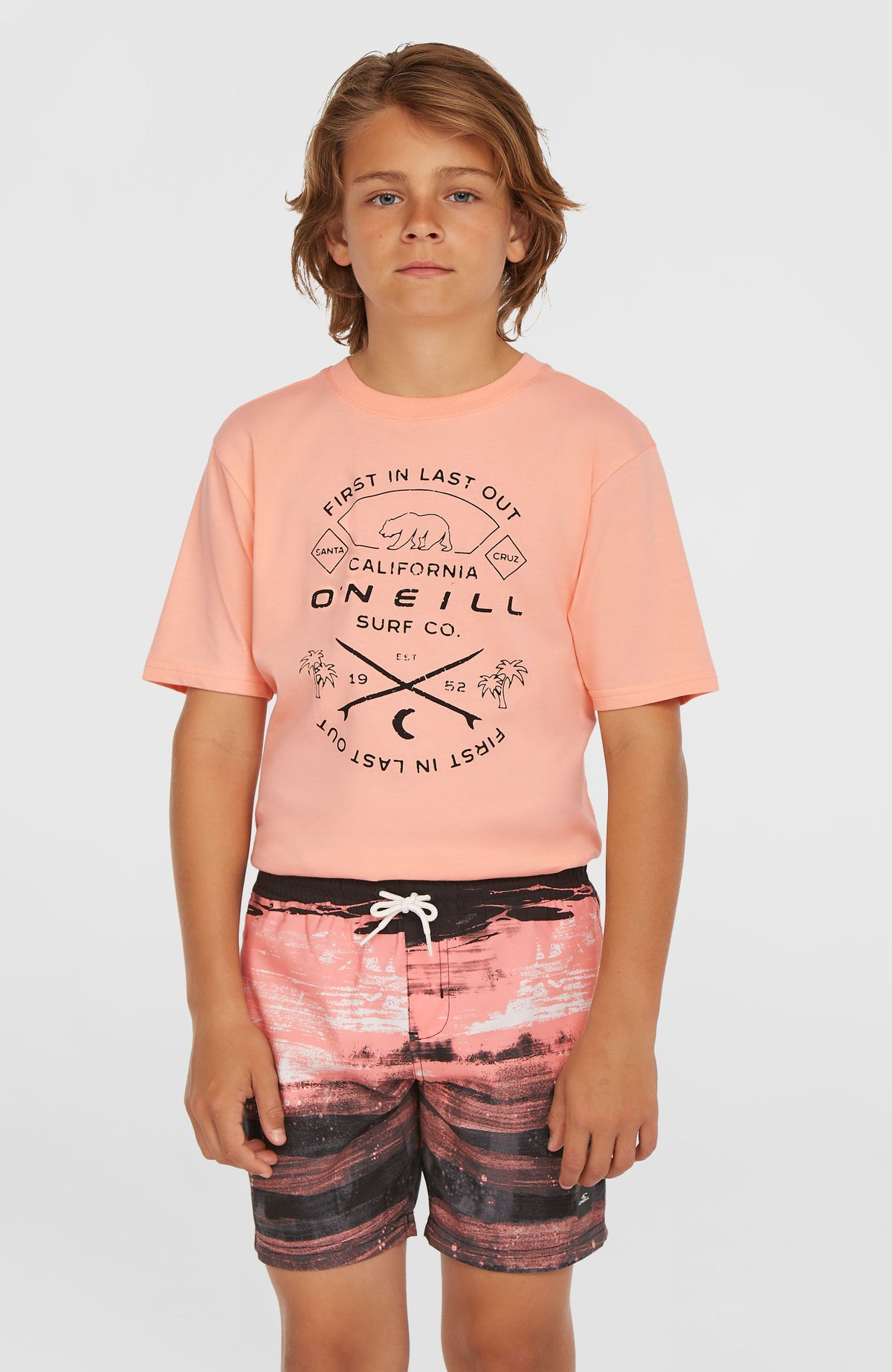 Cali Gradient 14'' Badehose für Jungen, pink mit Farbverlauf in Schwarz und Weiß, Vorderansicht am Model mit Kordelzug