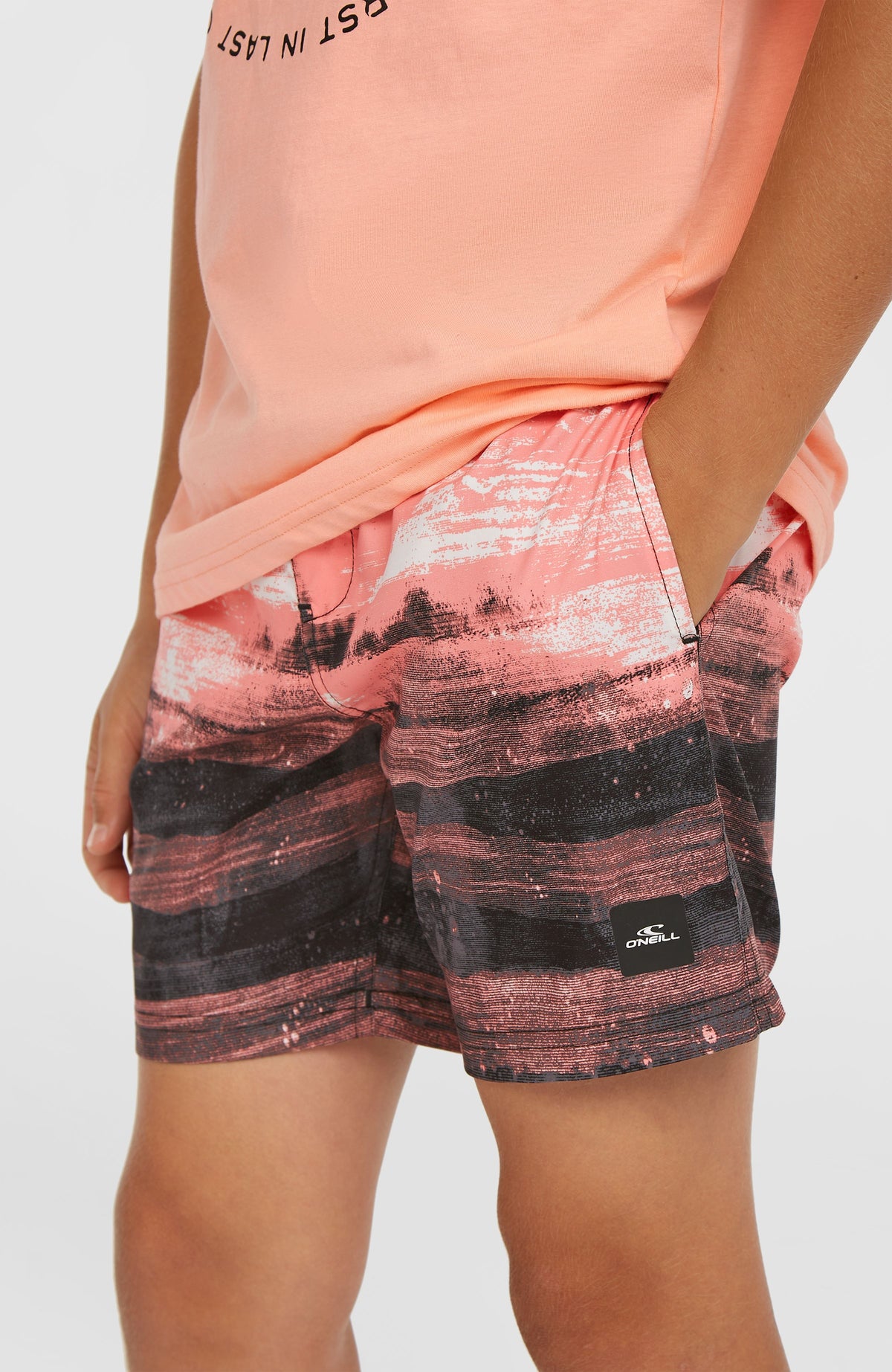 O'Neill Cali Gradient 14'' Badehose für Jungen, pink mit Farbverlauf in Schwarz und Weiß, Nahaufnahme am Model