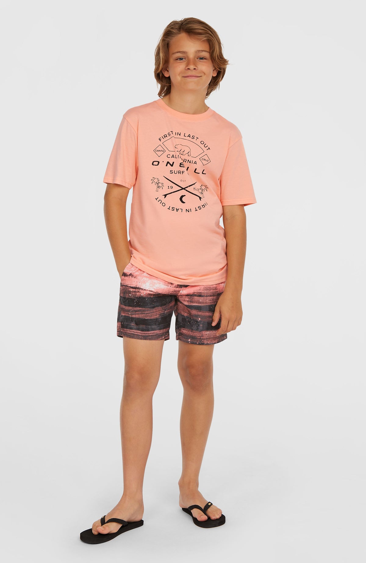 Cali Gradient 14'' Badehose für Jungen, pink mit Farbverlauf in Schwarz und Weiß, Gesamtansicht am Model von vorne