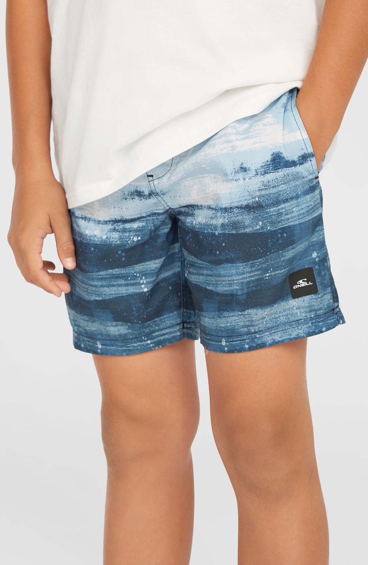 O'Neill Cali Gradient 14'' Badehose für Jungen, blau mit Streifenmuster in Hellblau, Nahaufnahme am Model