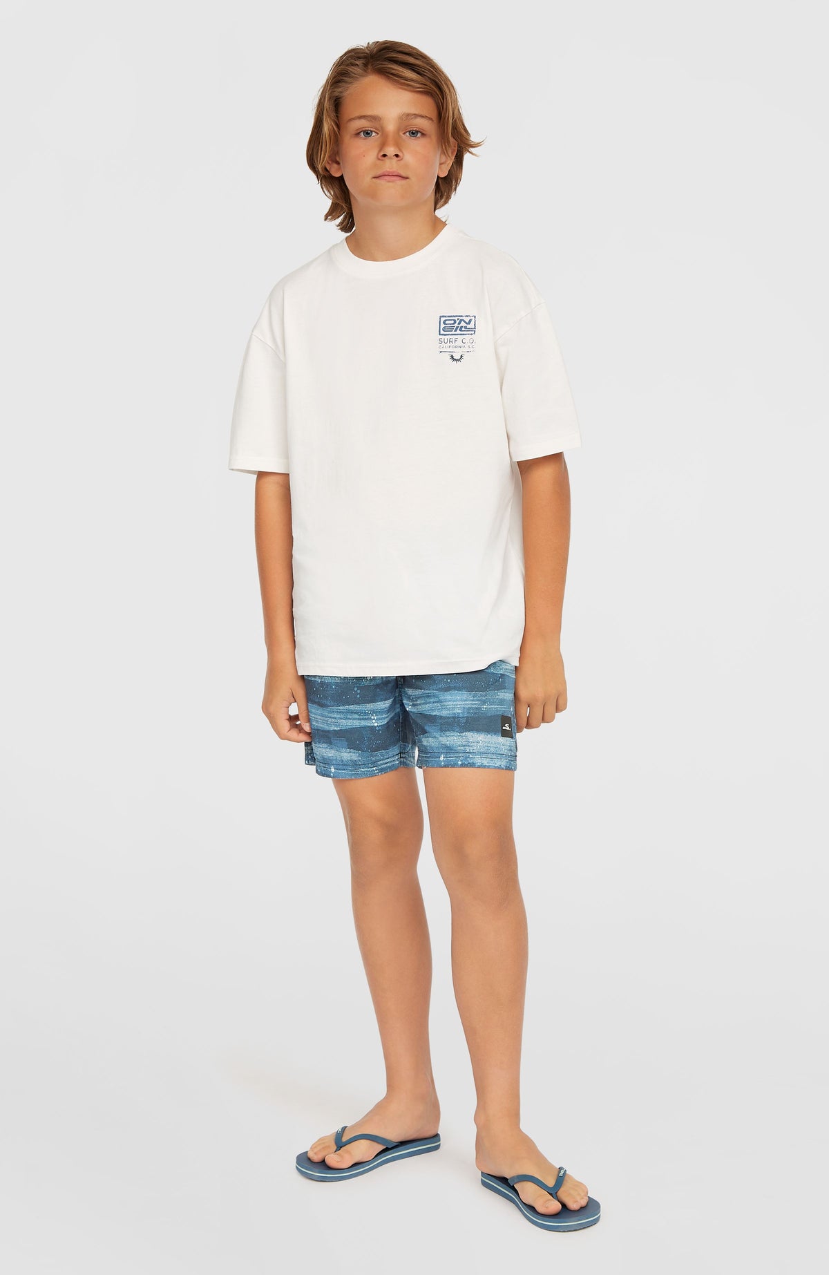 Cali Gradient 14'' Badehose für Jungen, blau mit Streifenmuster in Hellblau, Ganzkörperansicht am Model von vorne