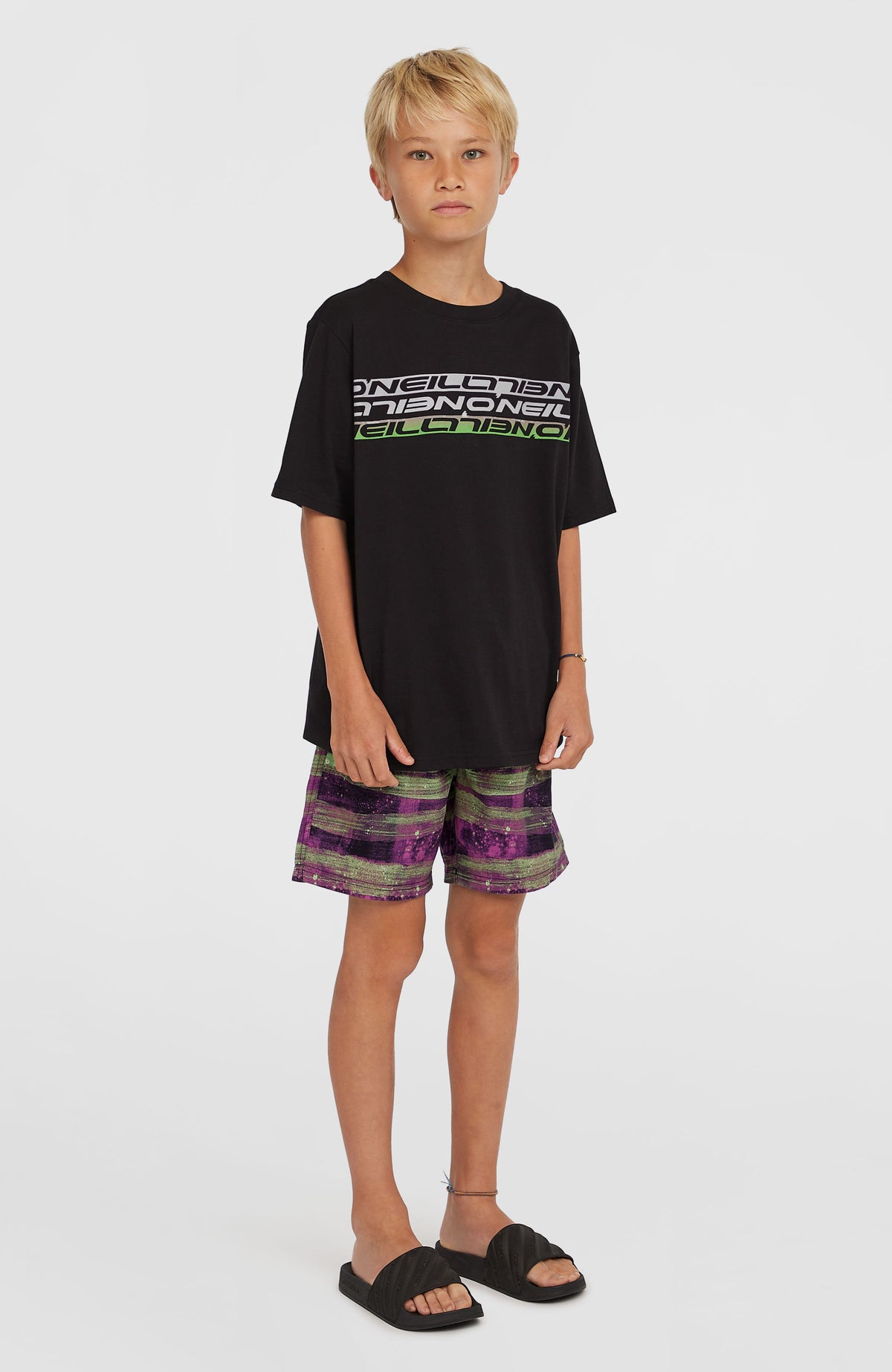 Cali Gradient 14'' Badehose für Jungen, schwarz mit Streifenmuster in Grün und Lila, Ganzkörperansicht am Model