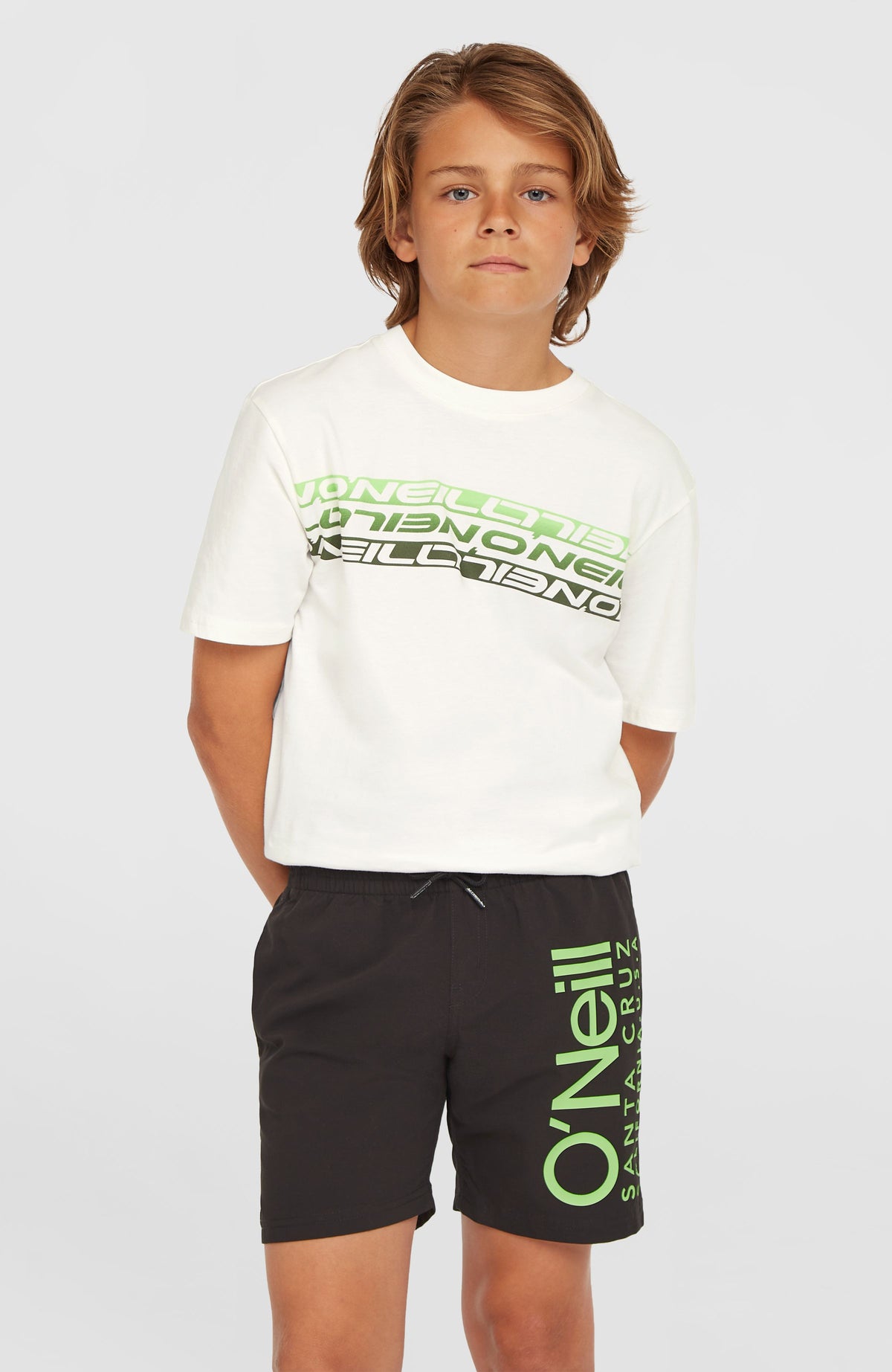Original Cali 14'' Badehose für Jungen, schwarz mit Logo-Print in Grün, Vorderansicht am Model