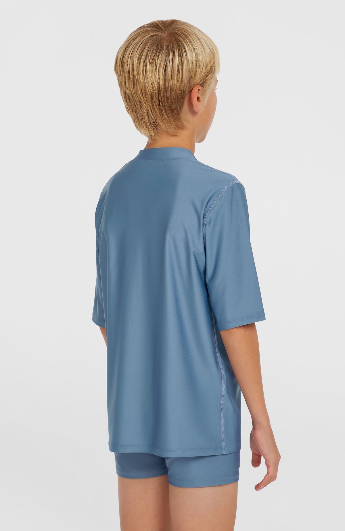 Shortsleeve-Schwimmshirt für Jungen, blau, Rückansicht getragen am Model, schlichte Rückseite mit Stehkragen