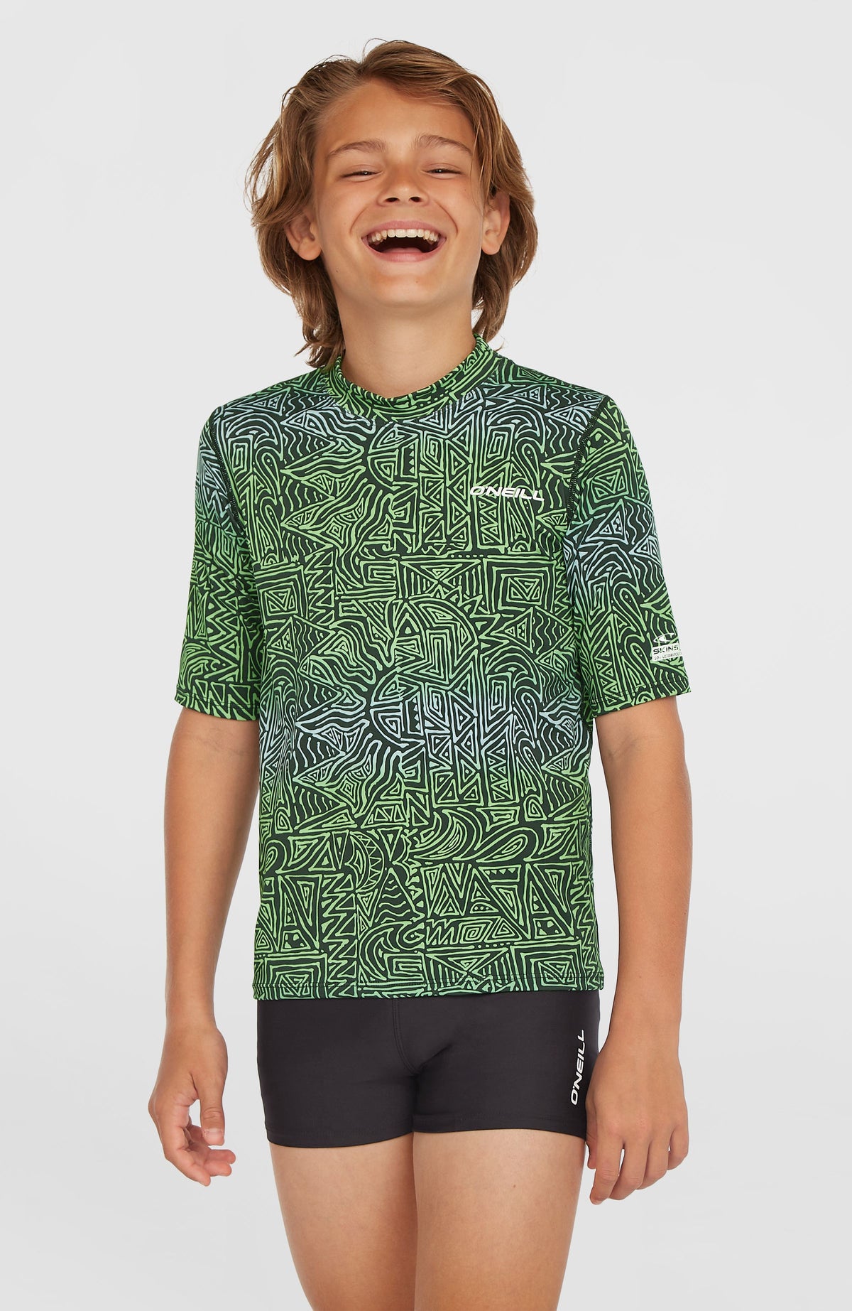 O'Neill Shortsleeve-Schwimmshirt für Jungen, blau mit Grafikmuster in Grün, Vorderansicht am Model