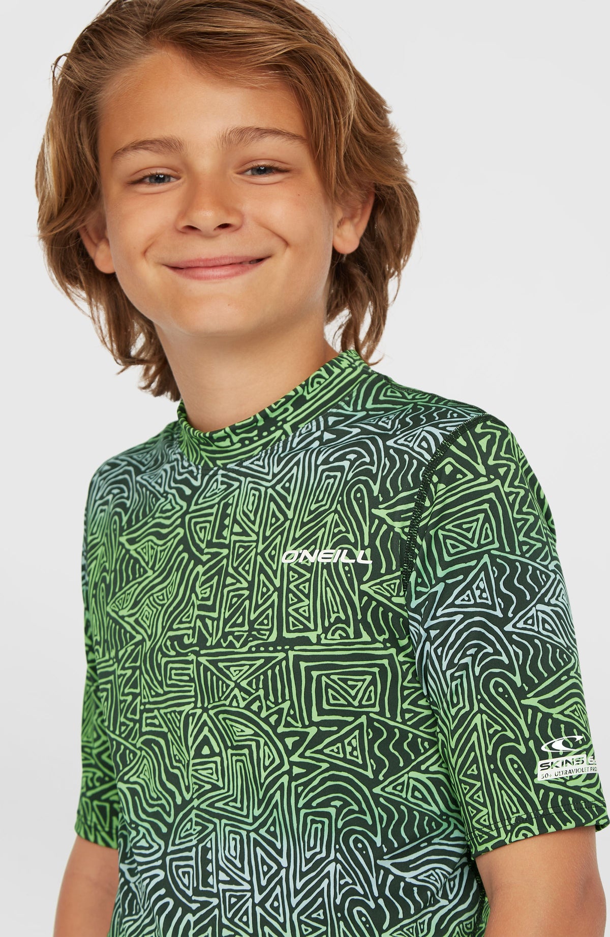 Shortsleeve-Schwimmshirt für Jungen, blau mit Grafikmuster in Grün, Nahaufnahme mit Logo-Print auf der Brust