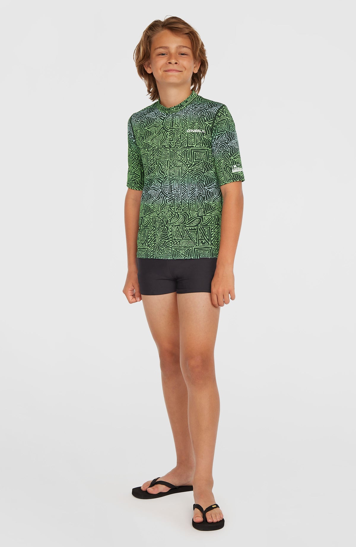 Shortsleeve-Schwimmshirt für Jungen, blau mit Grafikmuster in Grün, Ganzkörperansicht am Model