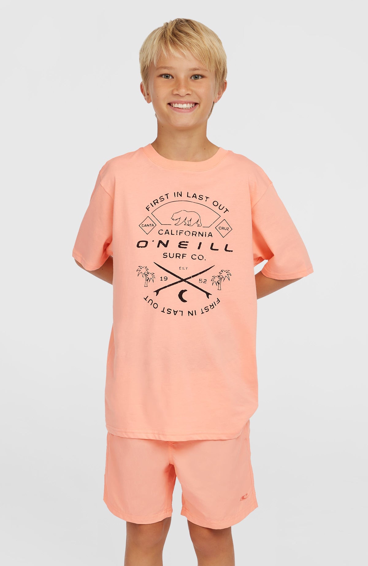 Vert 14'' Badehose für Jungen, pink, Vorderansicht, getragen am Model mit T-Shirt
