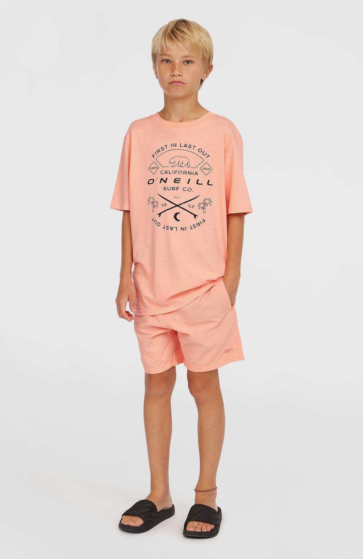 Vert 14'' Badehose für Jungen, pink, Ganzkörperansicht von vorne am Model