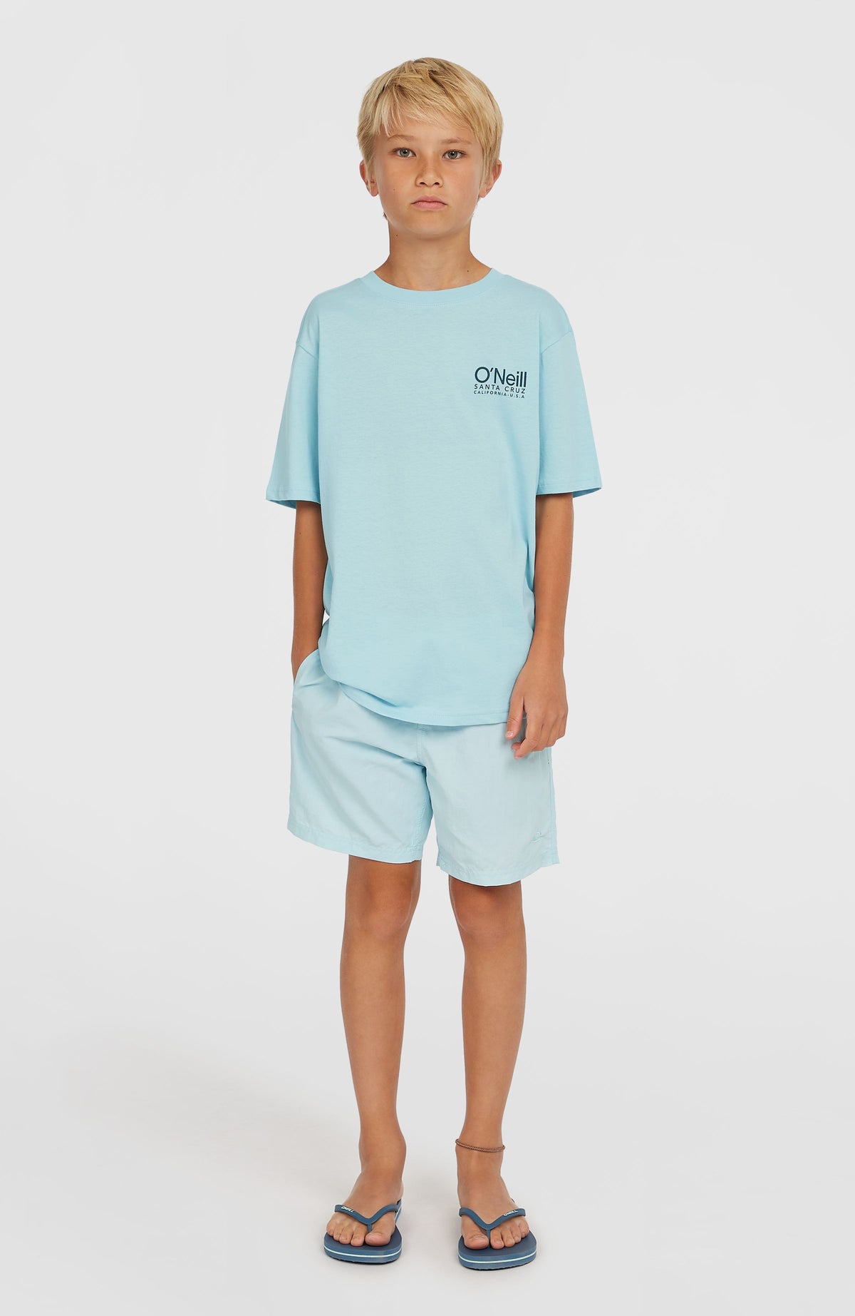Vert 14'' Badehose für Jungen in Blau, Ganzkörperansicht von vorne am Model