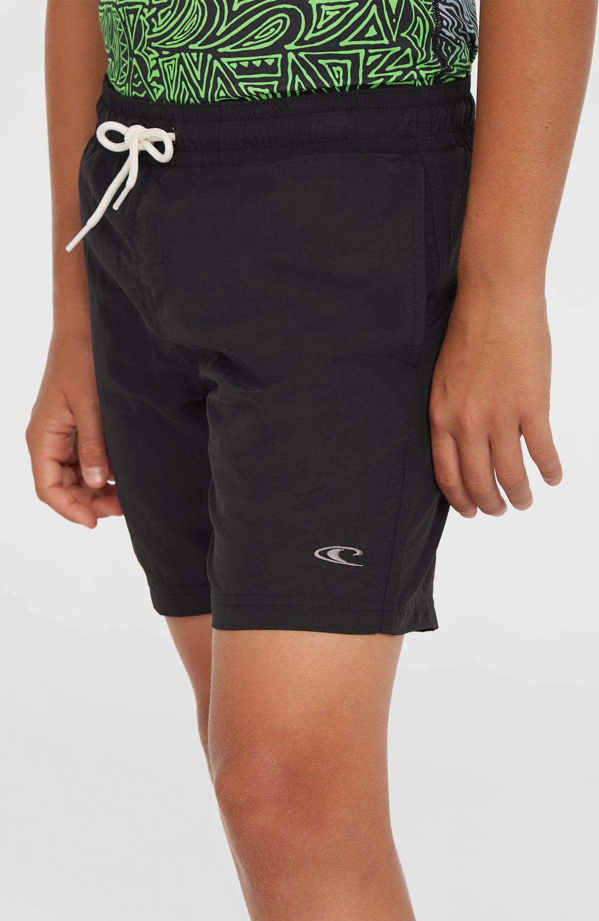O'Neill Vert 14'' Badehose für Jungen, schwarz, Nahaufnahme am Model mit weißem Kordelzug und Logo-Print