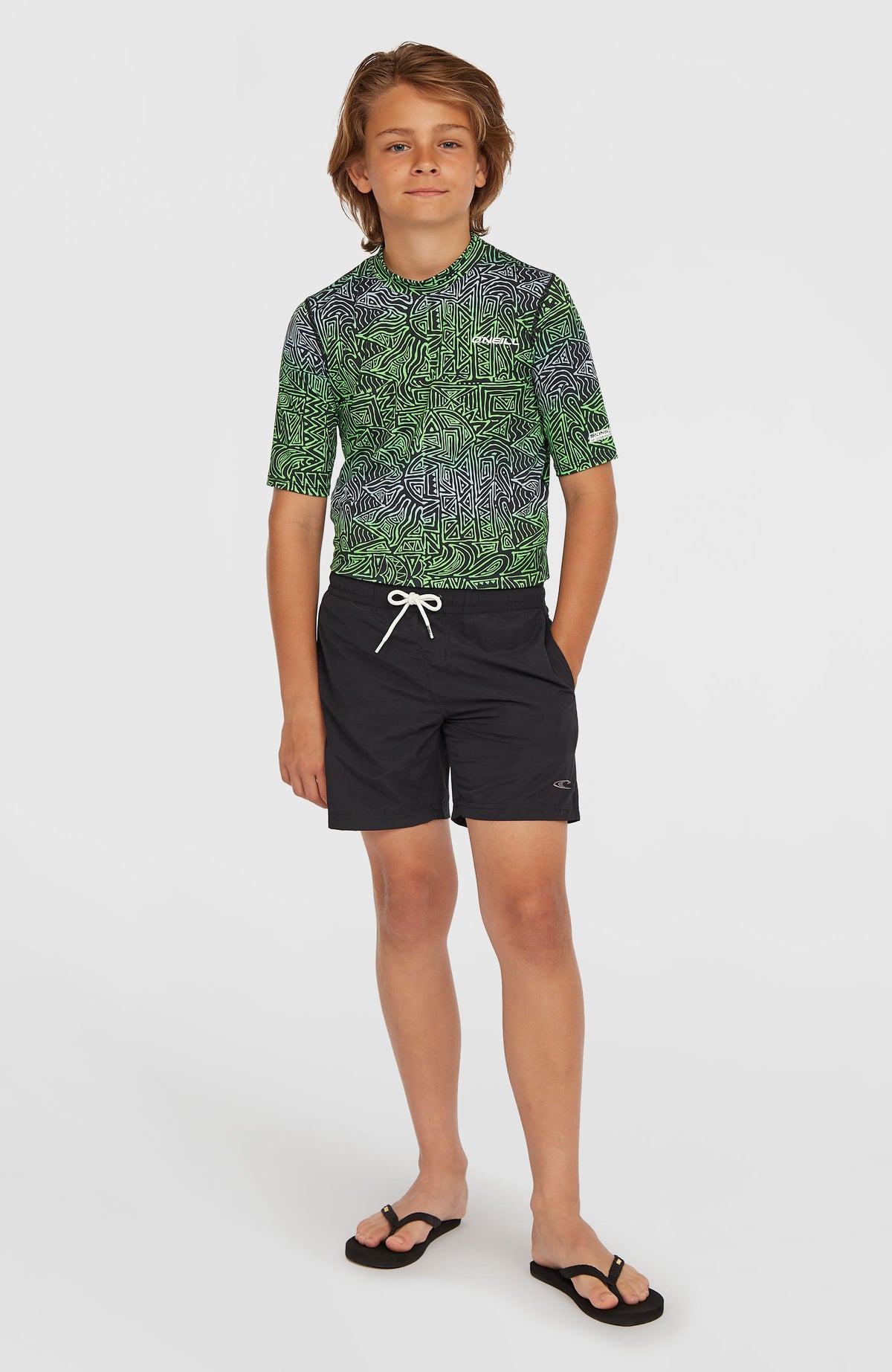 Vert 14'' Badehose für Jungen, schwarz, Ganzkörperansicht am Model mit Seitentasche