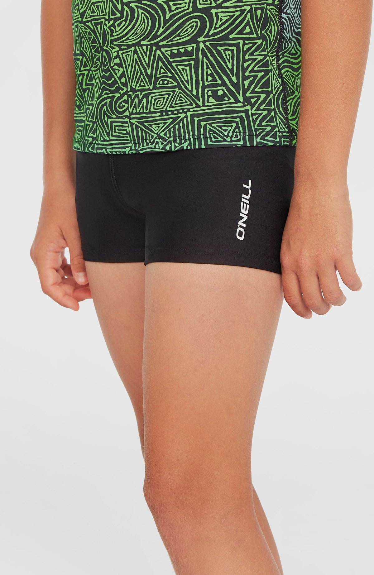 O'Neill Racer Badehose für Jungen, schwarz, Nahaufnahme am Model mit weißem Logo-Print
