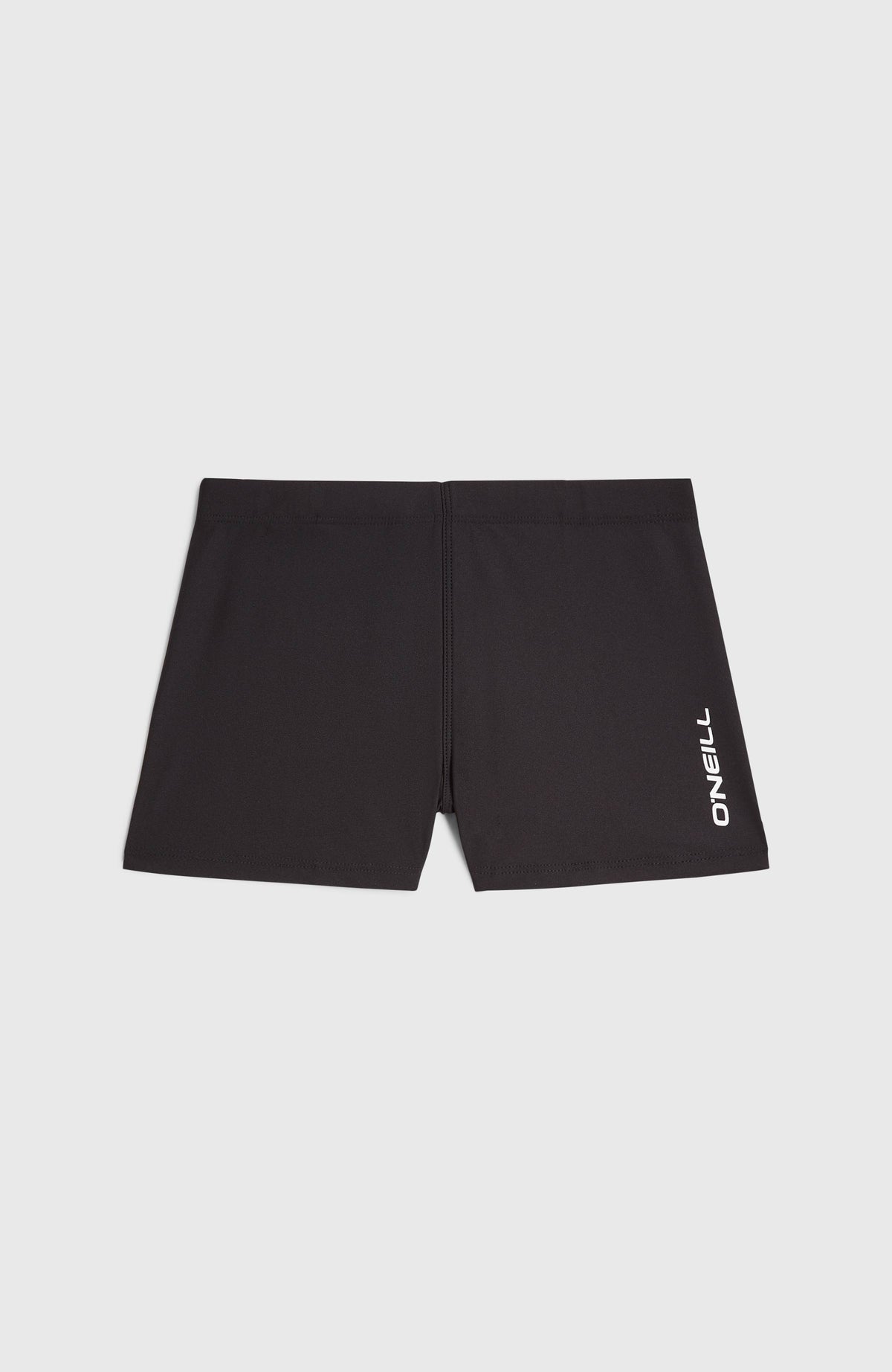 Racer Badehose für Jungen, schwarz, flach liegend von vorne mit weißem Logo-Print