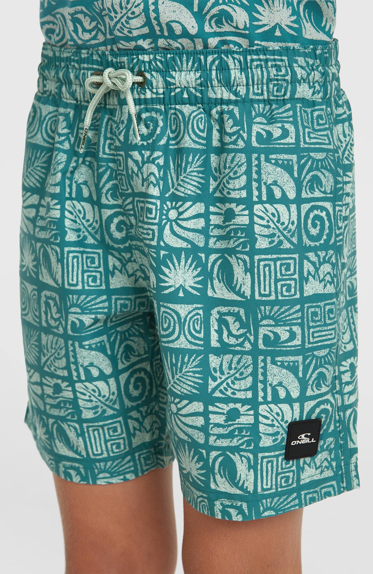 O'Neill Print Badehose für Jungen, blau mit Grafikmuster in Weiß, Vorderansicht am Model