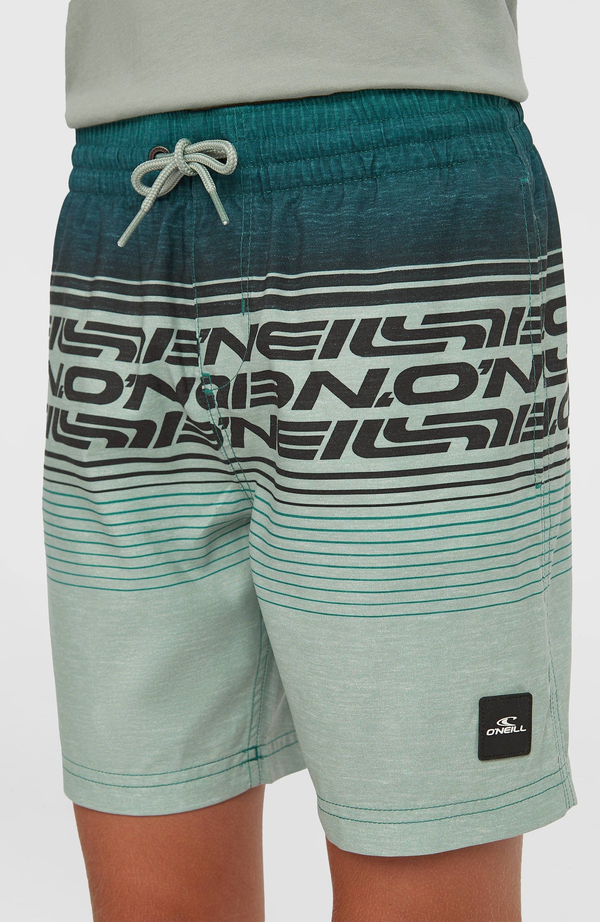 O'Neill Logo Stripe Badehose für Jungen, grün mit Logo-Print in Schwarz, Nahaufnahme am Model von vorne