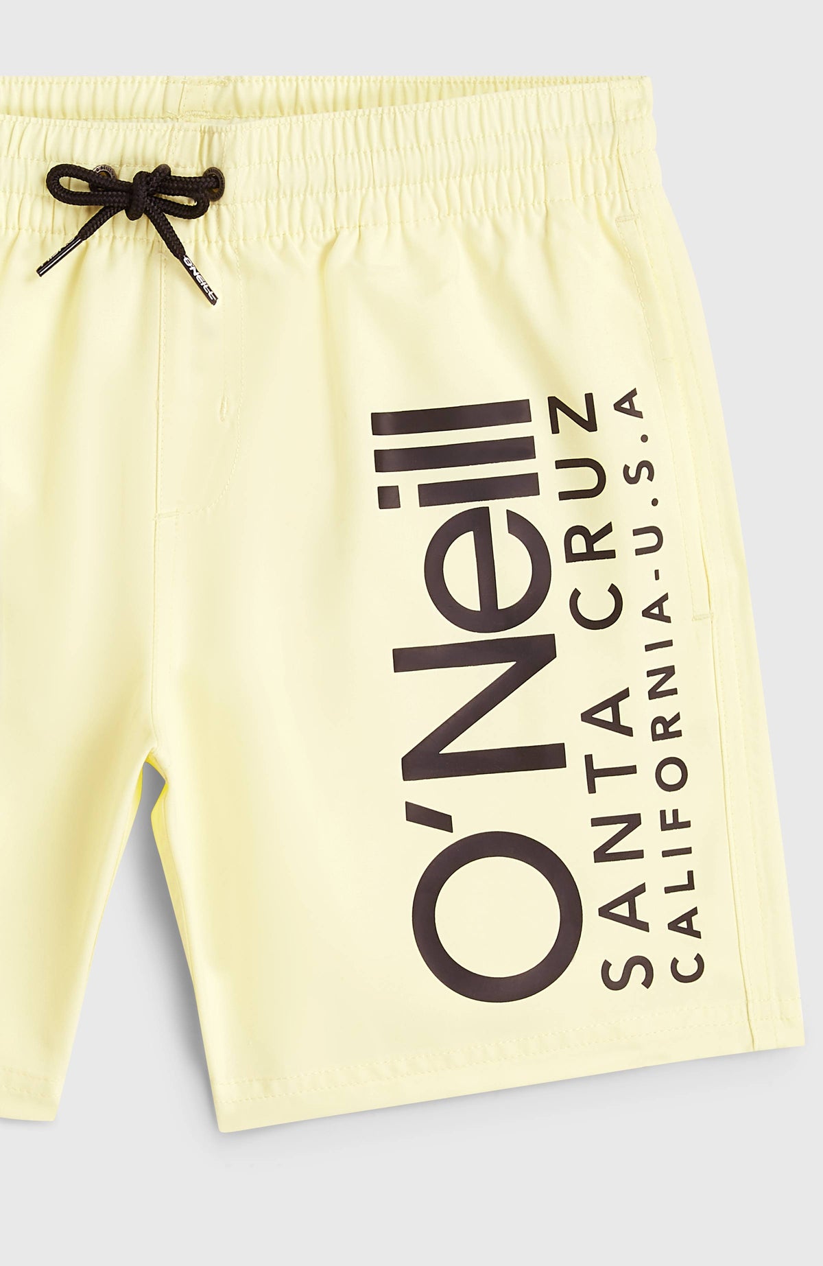 Cali Badehose für Jungen, gelb mit Logo-Print in Schwarz, Nahaufnahme flach liegend mit Fokus auf den Bund