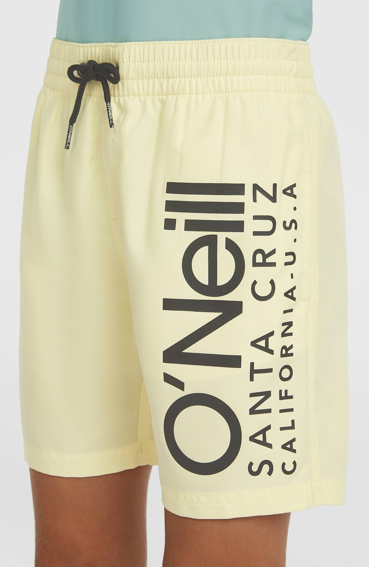 O'Neill Cali Badehose für Jungen, gelb mit Logo-Print in Schwarz, Nahaufnahme am Model mit Kordelzug