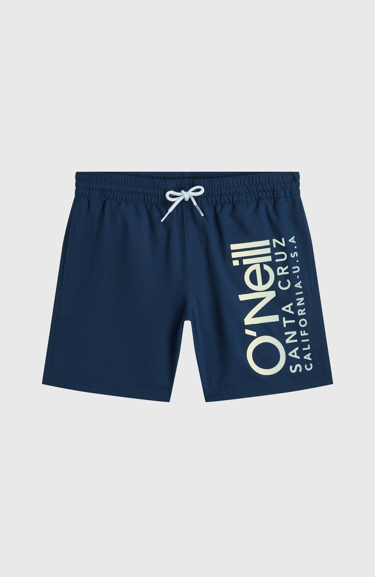 Cali Badehose für Jungen, blau mit Logo-Print in Cremeweiß, flach liegend von vorne, Kordelzug am Bund