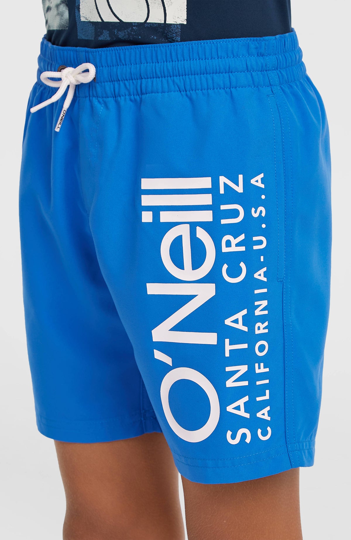 O'Neill Cali Badehose für Jungen, blau mit Logo-Print in Weiß, Nahaufnahme am Model mit weißem Kordelzug