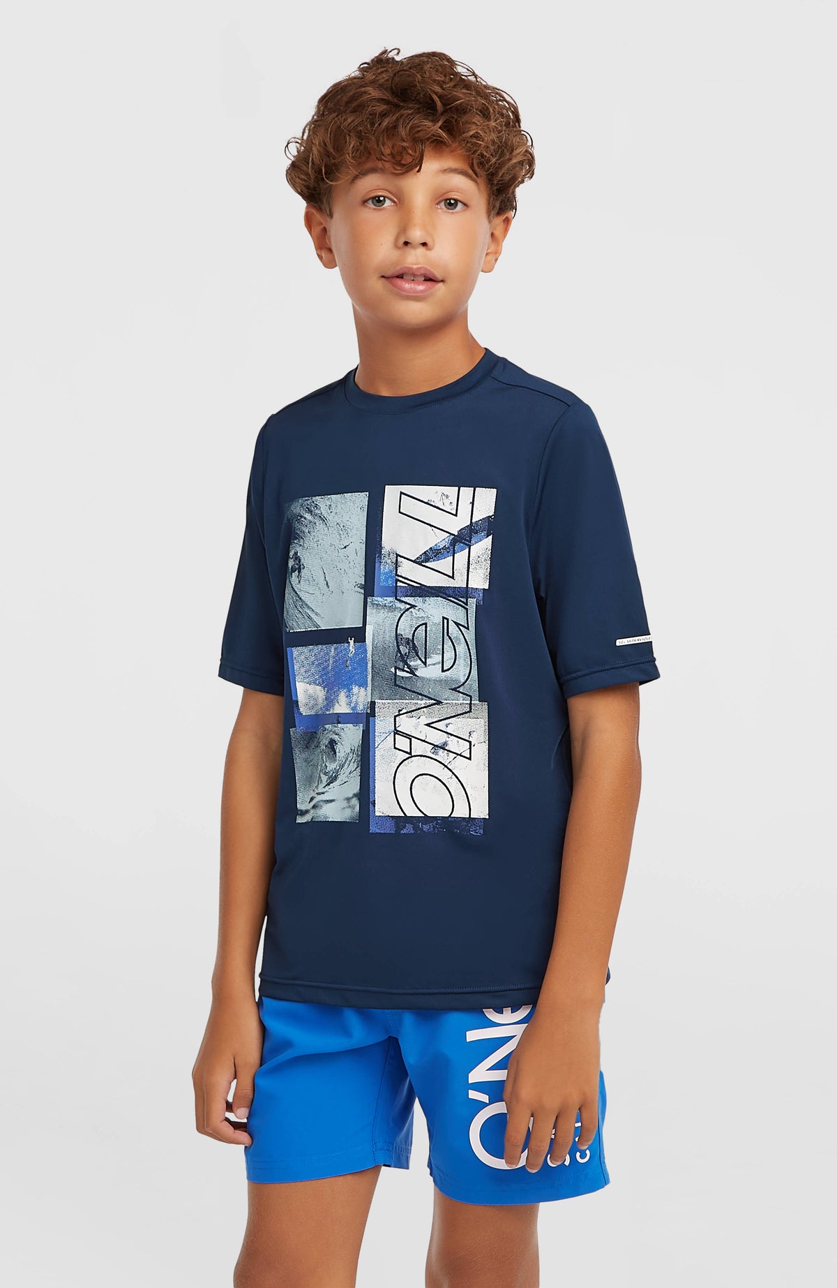 Cali Badehose für Jungen, blau mit Logo-Print in Weiß, Vorderansicht am Model