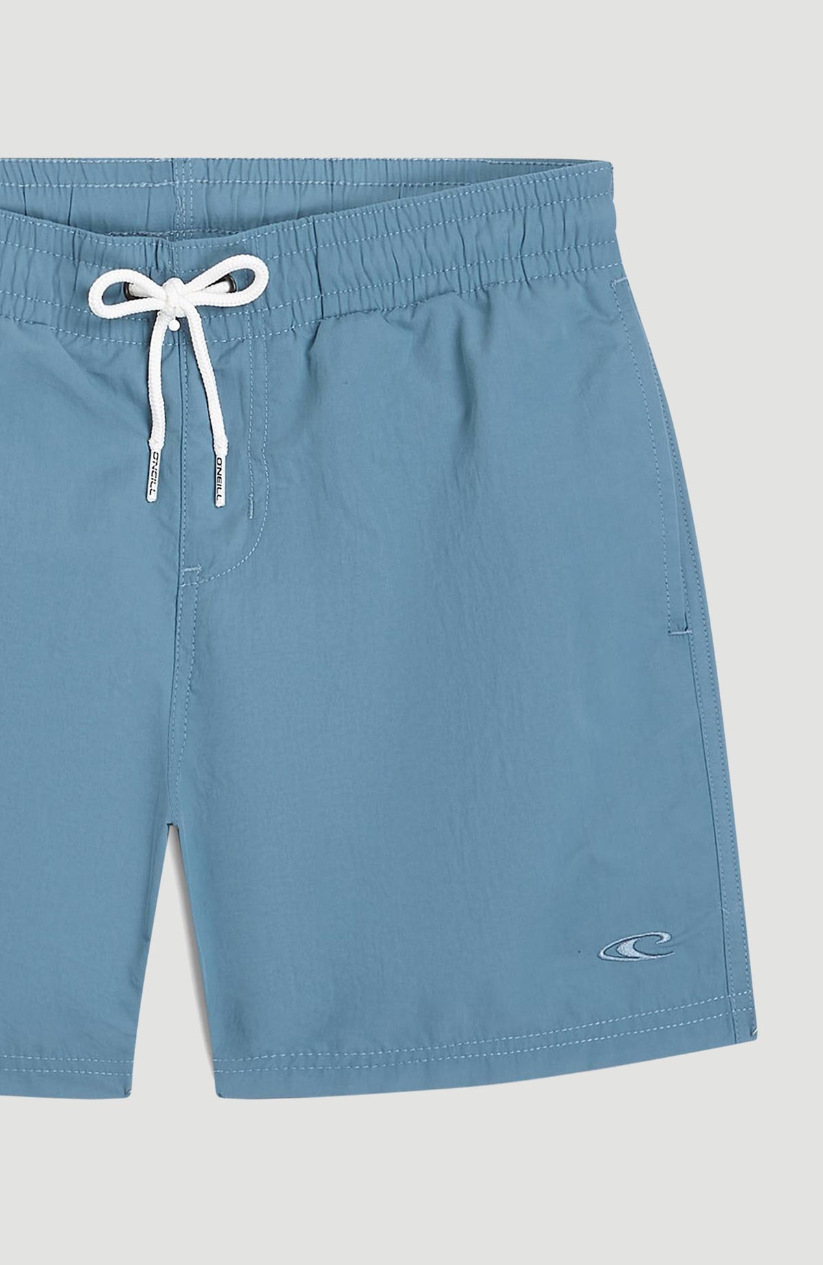 Nahaufnahme der blauen Vert Badehose, flach liegend von vorne, weißer Kordelzug und Logo-Stickerei