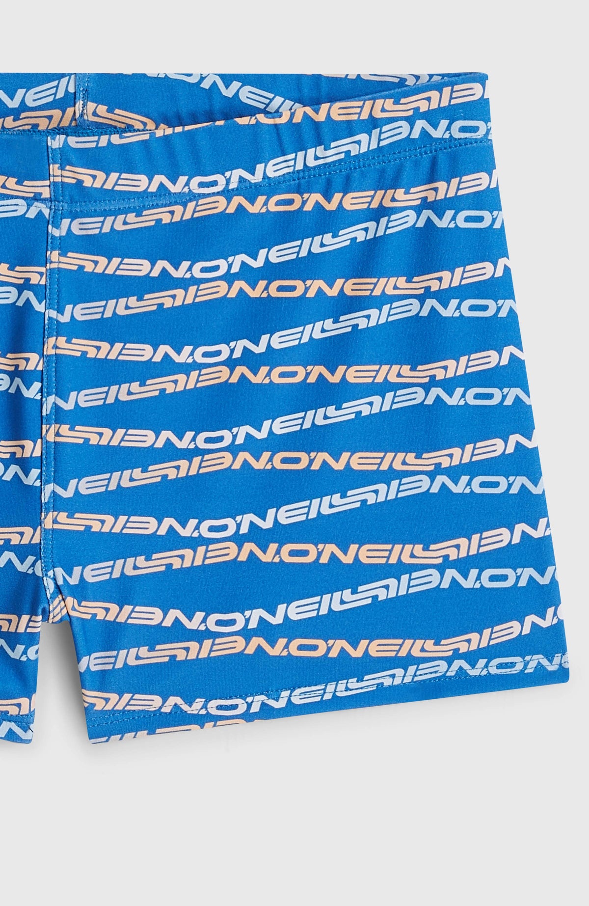 Nahaufnahme von Bund und Hosenbein der blauen Print Racer Badehose mit Logo-Print in Orange und Weiß