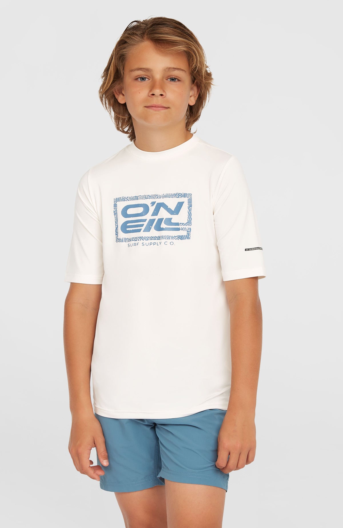 O'Neill Hybrid T-Shirt für Jungen, weiß mit Logo-Print in Blau, Vorderansicht am Model