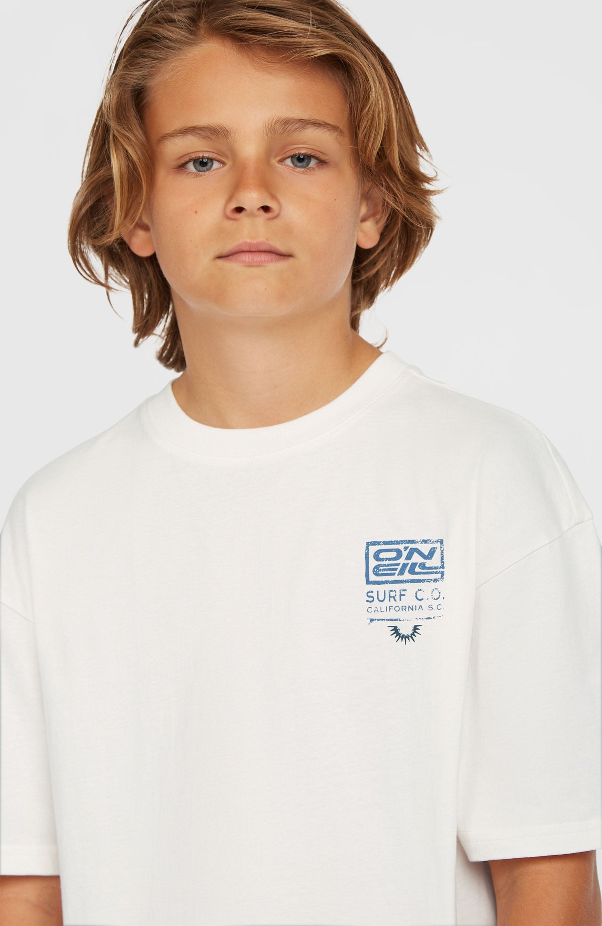 Back Print T-Shirt, weiß mit Logo-Print in Blau, Nahaufnahme des Rundhalsausschnitts und Brustprints