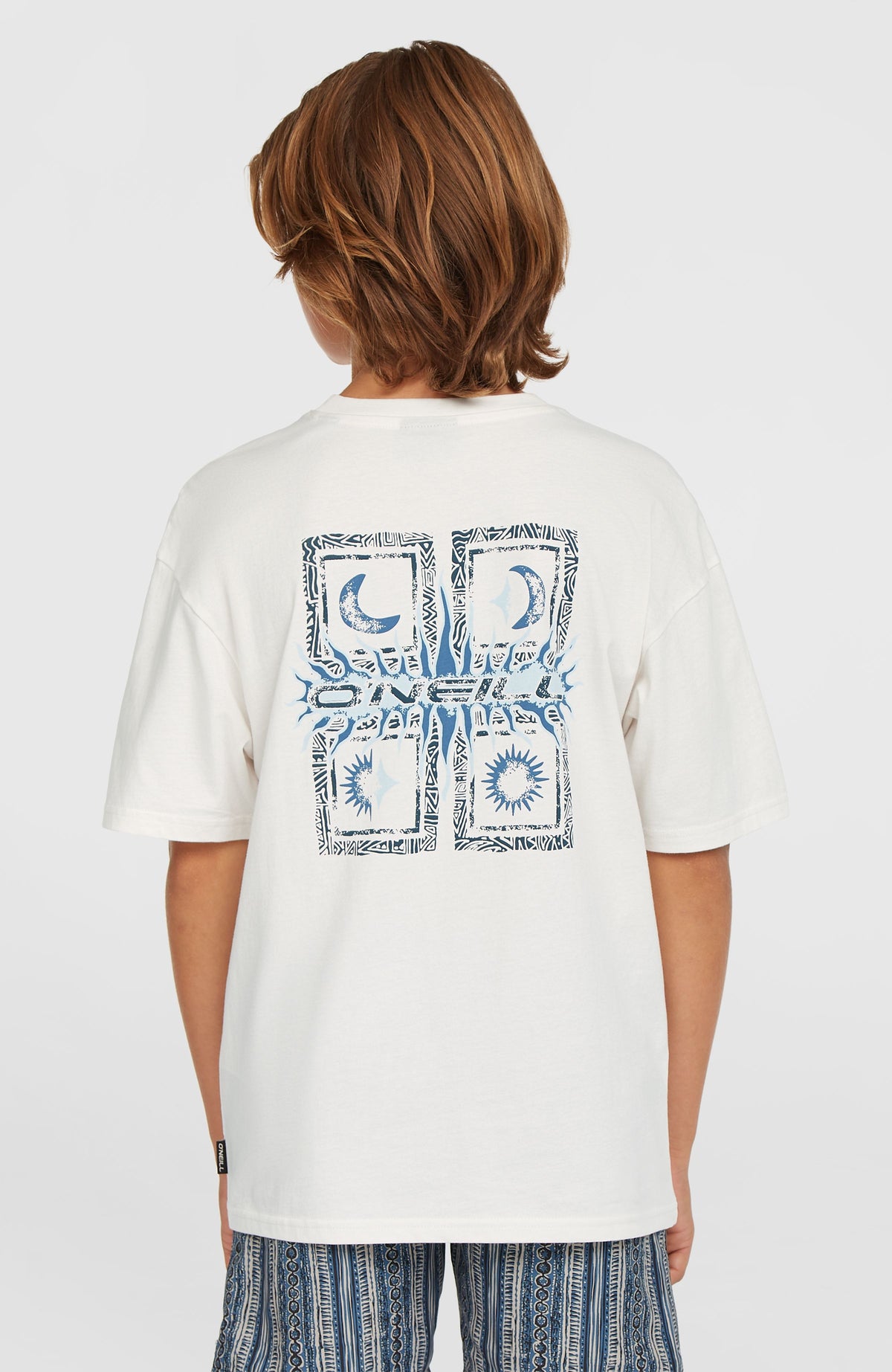 Back Print T-Shirt für Jungen, weiß mit Logo-Print in Blau, Rückansicht am Model