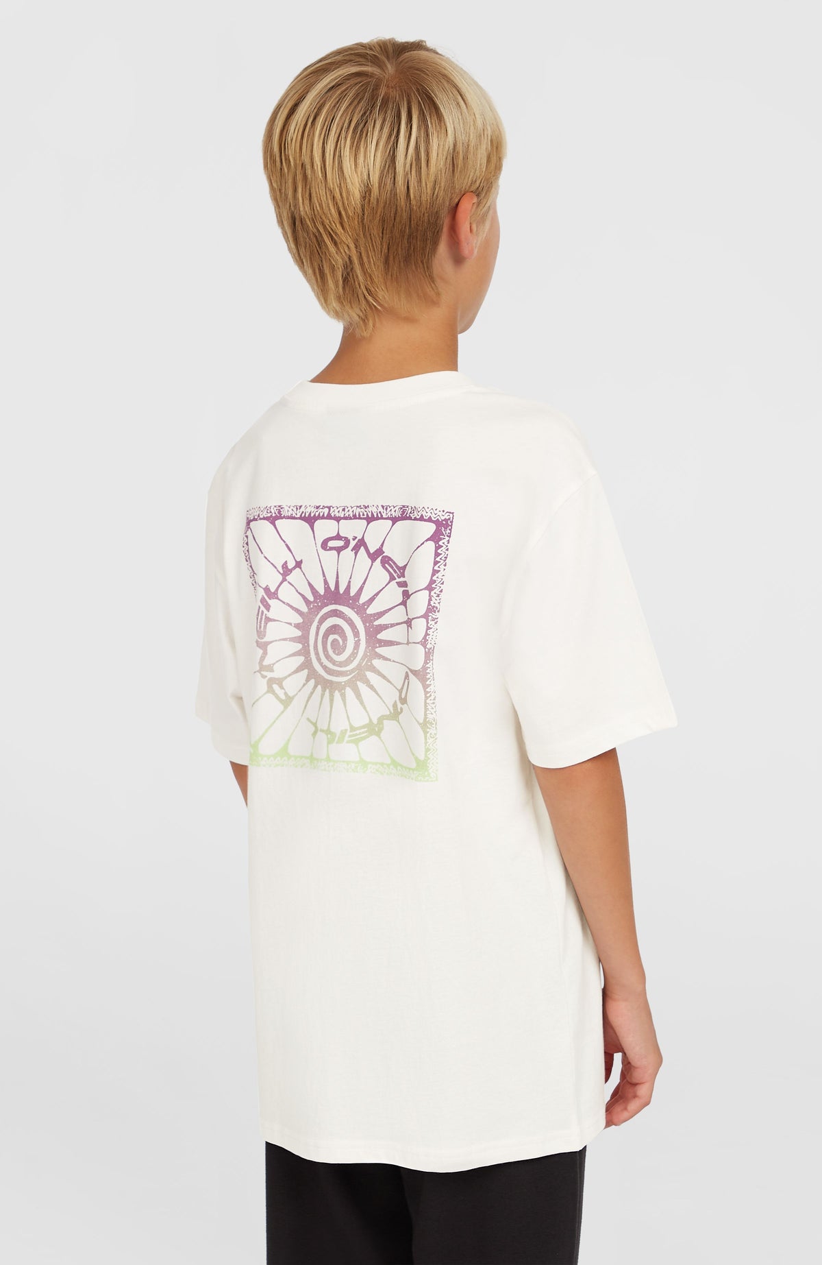 Gradient T-Shirt für Jungen, weiß mit Grafik-Print in Lila und Grün, schräge Rückansicht am Model