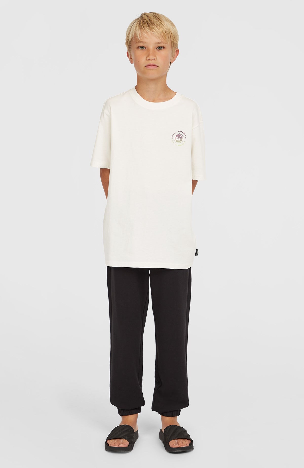 Gradient T-Shirt für Jungen, weiß mit Grafik-Print in Lila und Grün, Ganzkörperansicht am Model von vorne