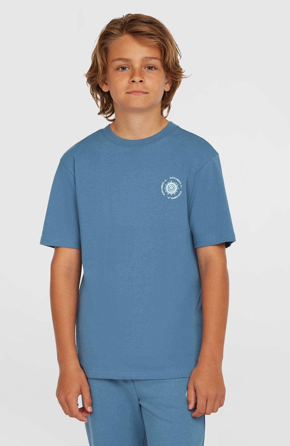 O'Neill Gradient T-Shirt für Jungen, blau mit Grafik-Print in Weiß, Vorderansicht am Model