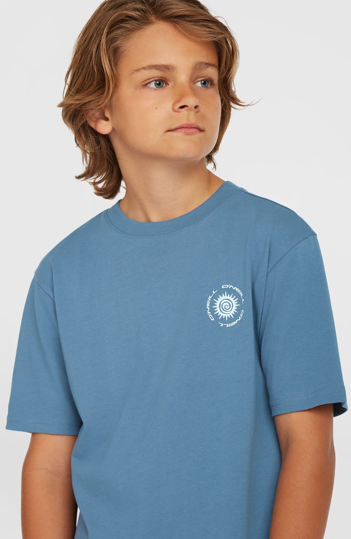 Gradient T-Shirt für Jungen, blau mit Grafik-Print in Weiß, Nahaufnahme am Model