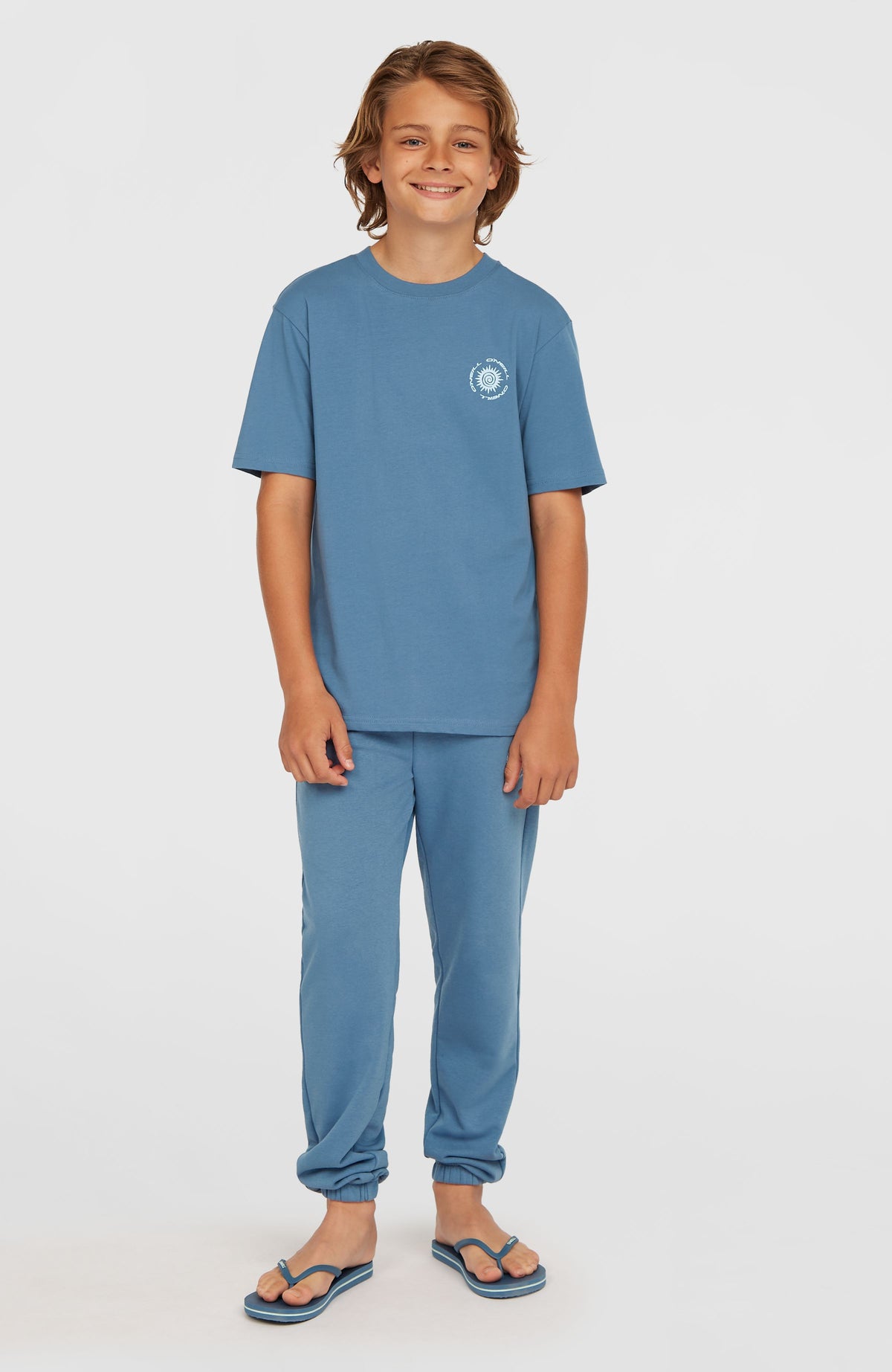 Gradient T-Shirt für Jungen, blau mit Grafik-Print in Weiß, Ganzkörperansicht am Model