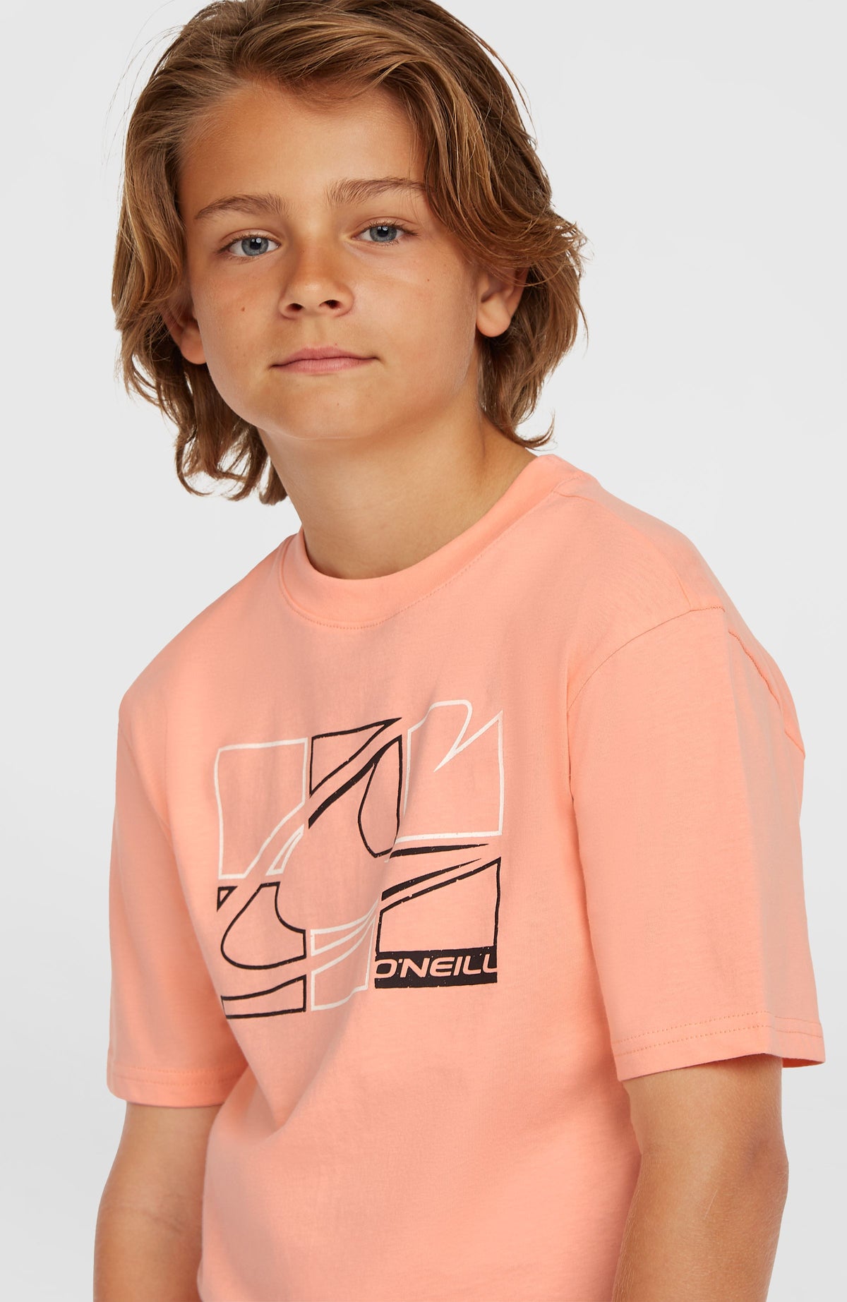 Graphic T-Shirt für Jungen, pink mit Grafik-Print in Schwarz und Weiß, Nahaufnahme am Model mit Fokus auf den Print