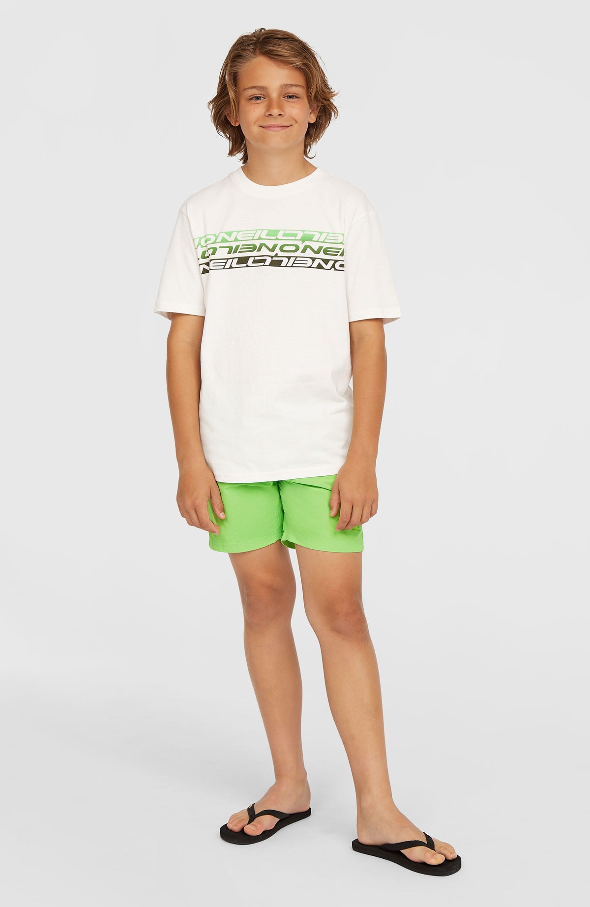 Stripe T-Shirt für Jungen, weiß mit Logo-Print in Grün, Ganzkörperansicht am Model