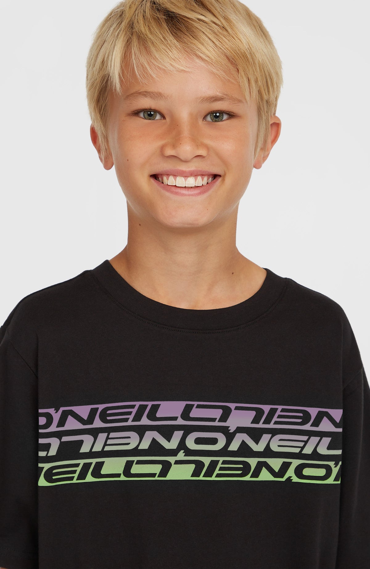 Nahaufnahme von Rundhalsausschnitt und Logo-Print des schwarzen Stripe T-Shirts für Jungen