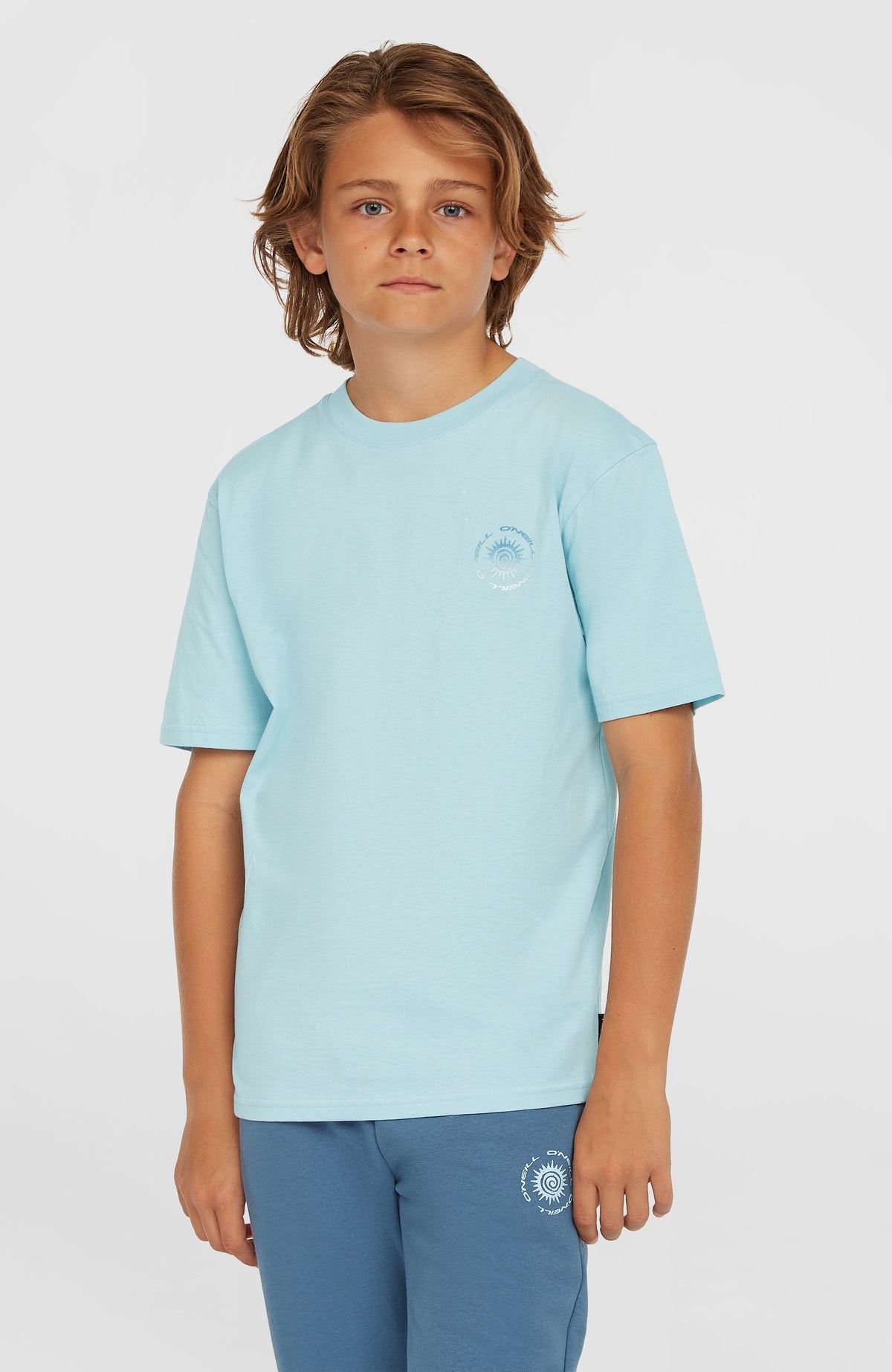 O'Neill Small Graphic T-Shirt für Jungen, blau mit Logo-Print in Blau, Vorderansicht am Model