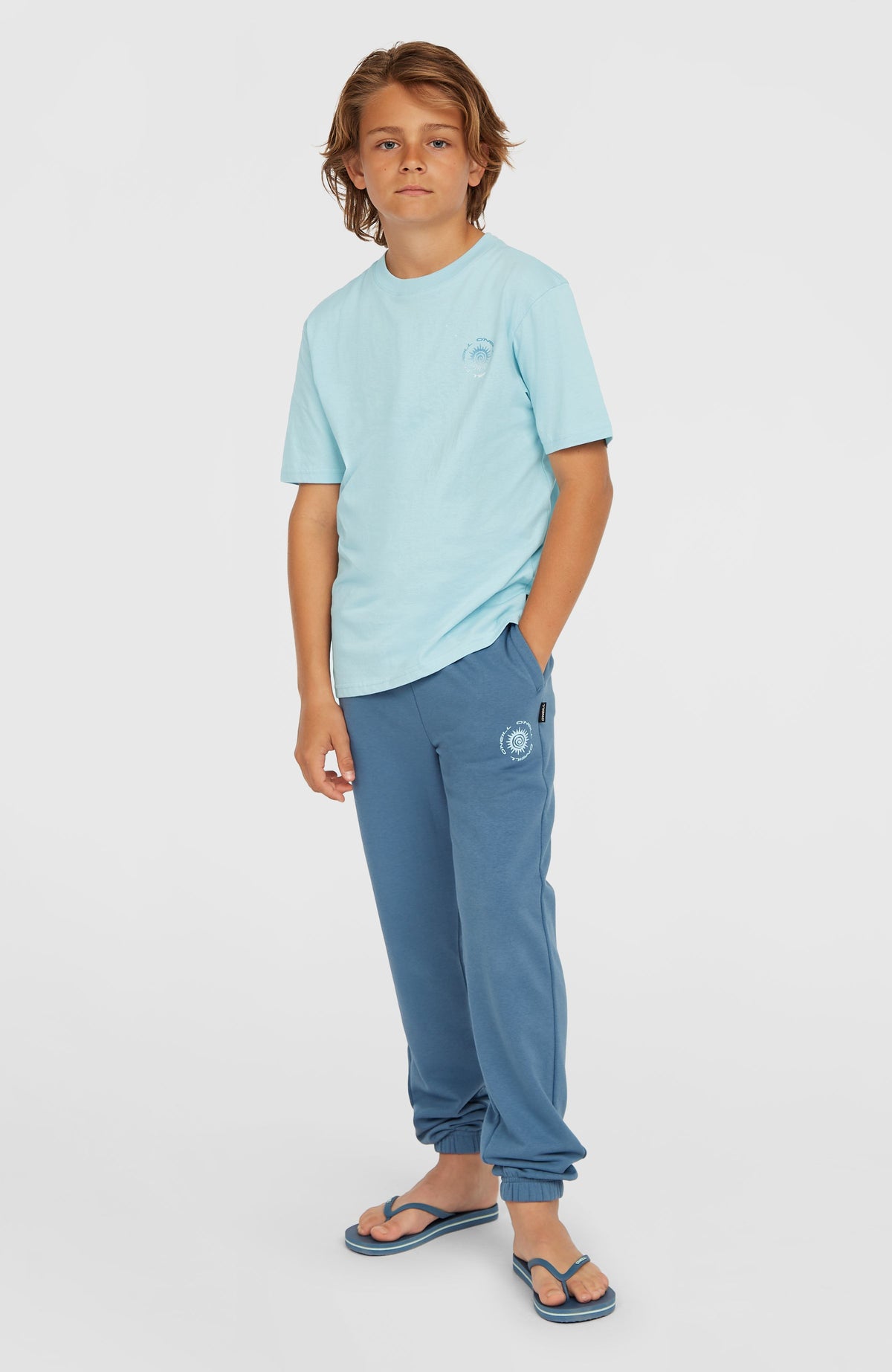 Small Graphic T-Shirt für Jungen, blau mit Logo-Print in Blau, getragen am Model in Ganzkörperansicht