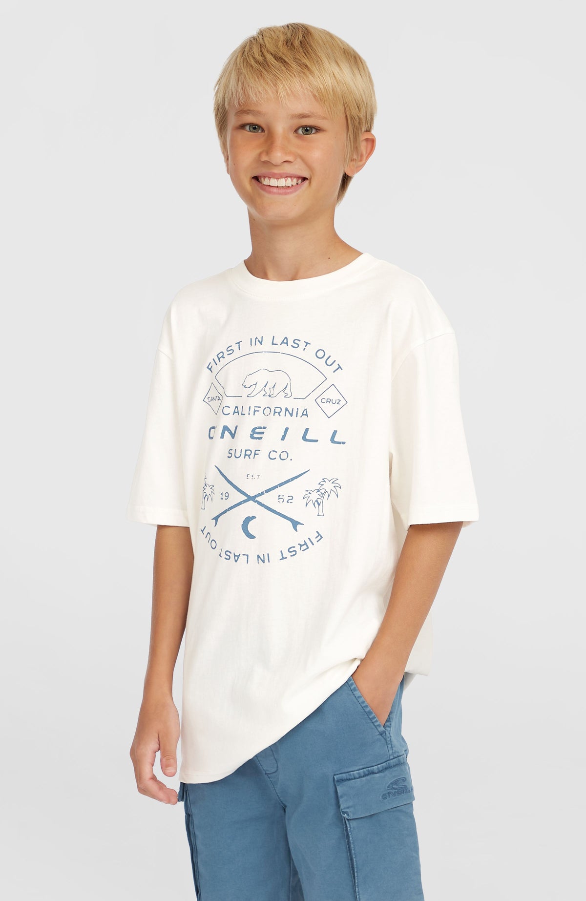 O'Neill Jack O'Neill Muir T-Shirt für Jungen, weiß mit Logo-Print in Blau, Vorderansicht am Model