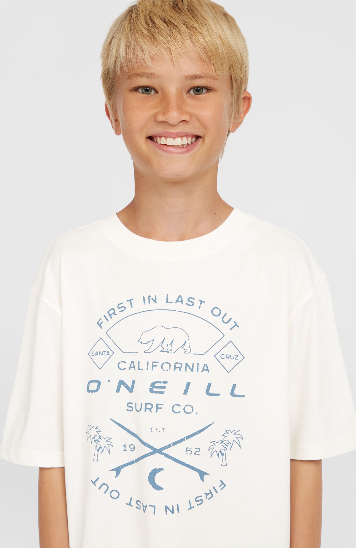 Jack O'Neill Muir T-Shirt, weiß, Nahaufnahme des Logo-Prints in Blau auf der Vorderseite am Model