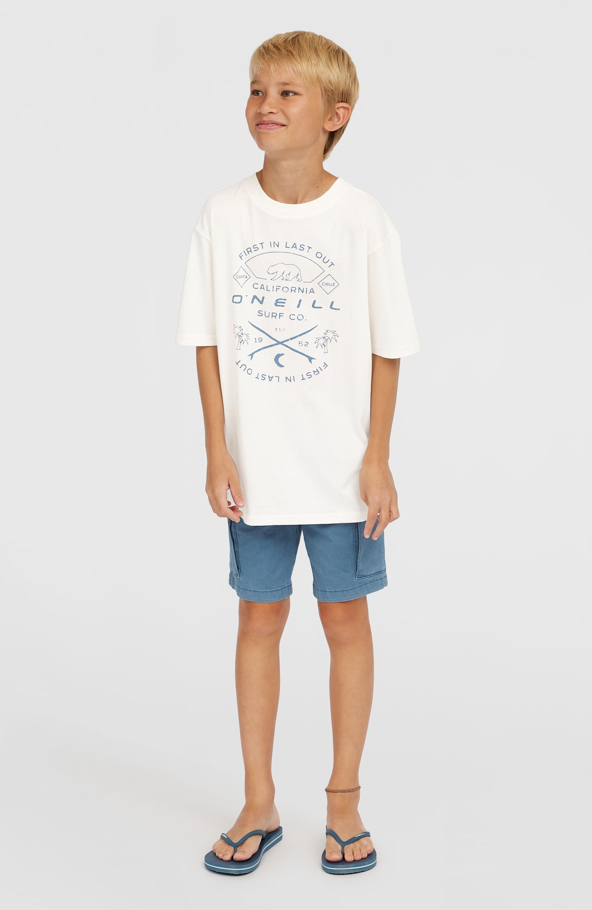 Jack O'Neill Muir T-Shirt für Jungen, weiß mit Logo-Print in Blau, Ganzkörperansicht am Model